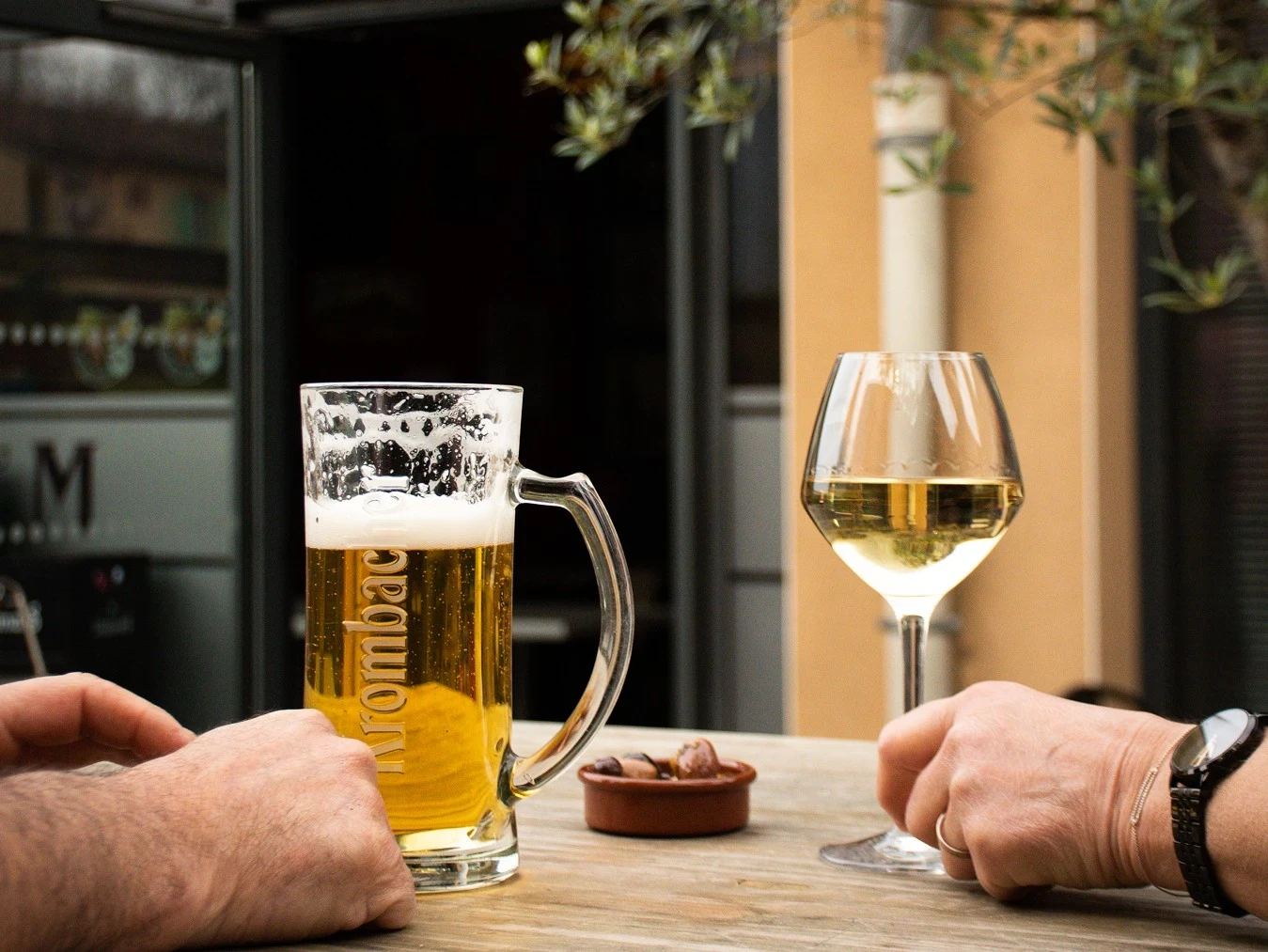 Une choppe de bière et un verre de vin sur une terrasse chez Glass and Mug